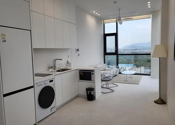 Sunu - 45m Panoramic River View - 4m Ceiling 게스트하우스