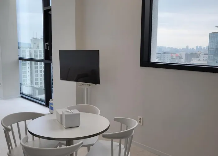 Sunu - 45m Panoramic River View - 4m Ceiling 게스트하우스 3*