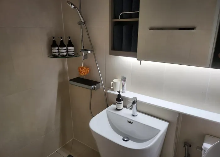 Sunu - 45m Panoramic River View - 4m Ceiling 게스트하우스