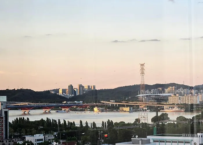 Sunu - 45m Panoramic River View - 4m Ceiling 게스트하우스 3*