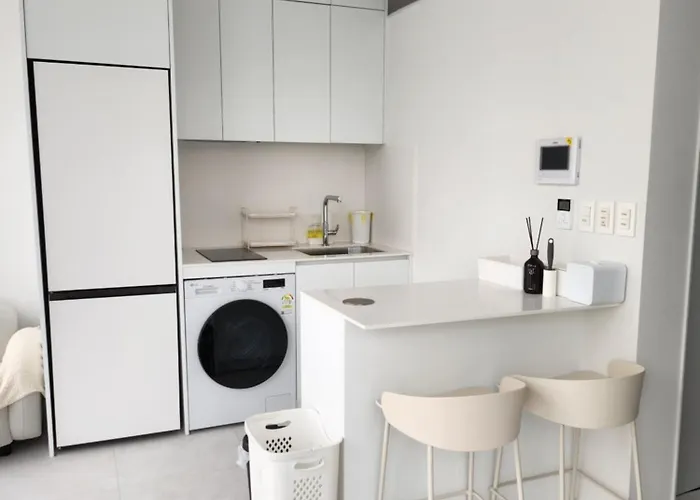 Sunu - 45m Panoramic River View - 4m Ceiling 게스트하우스 3*